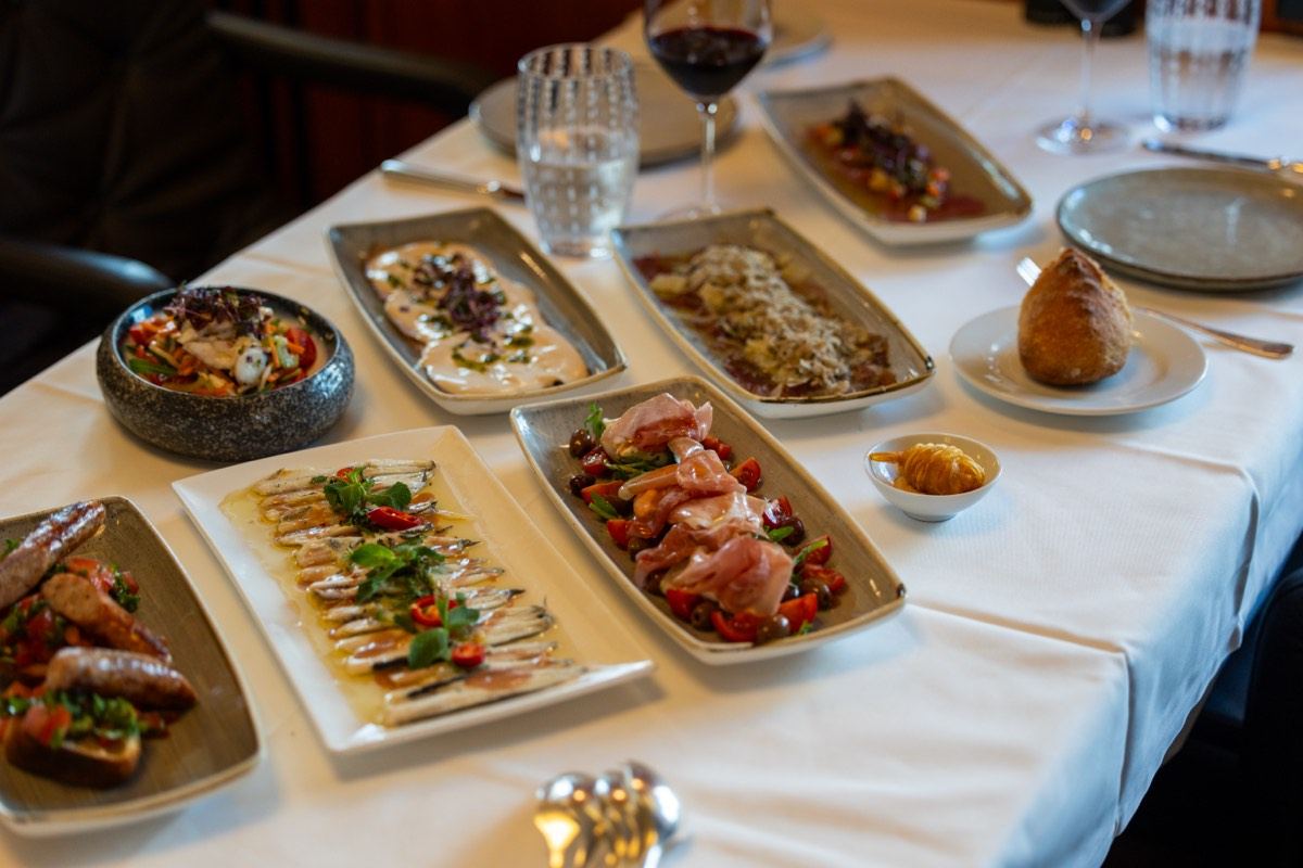 Antipasti misti auf dem Tisch