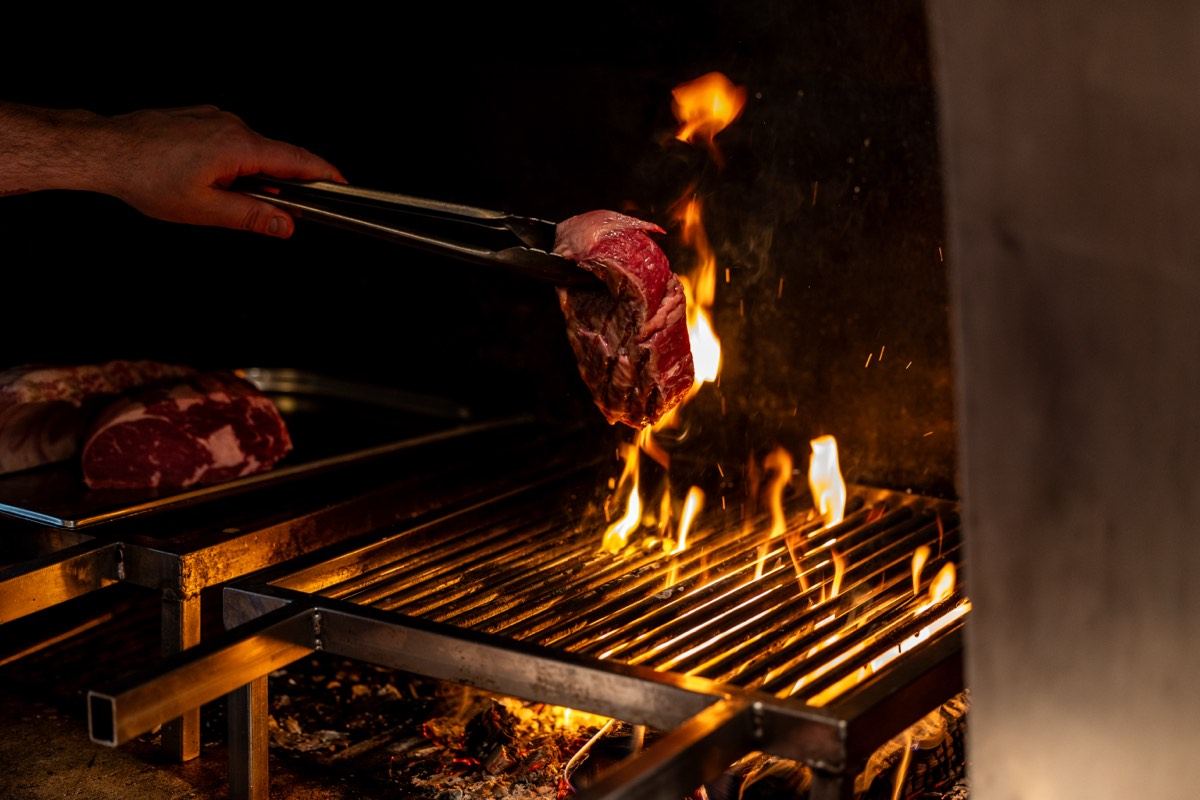 Fleisch vom Holzkohlegrill