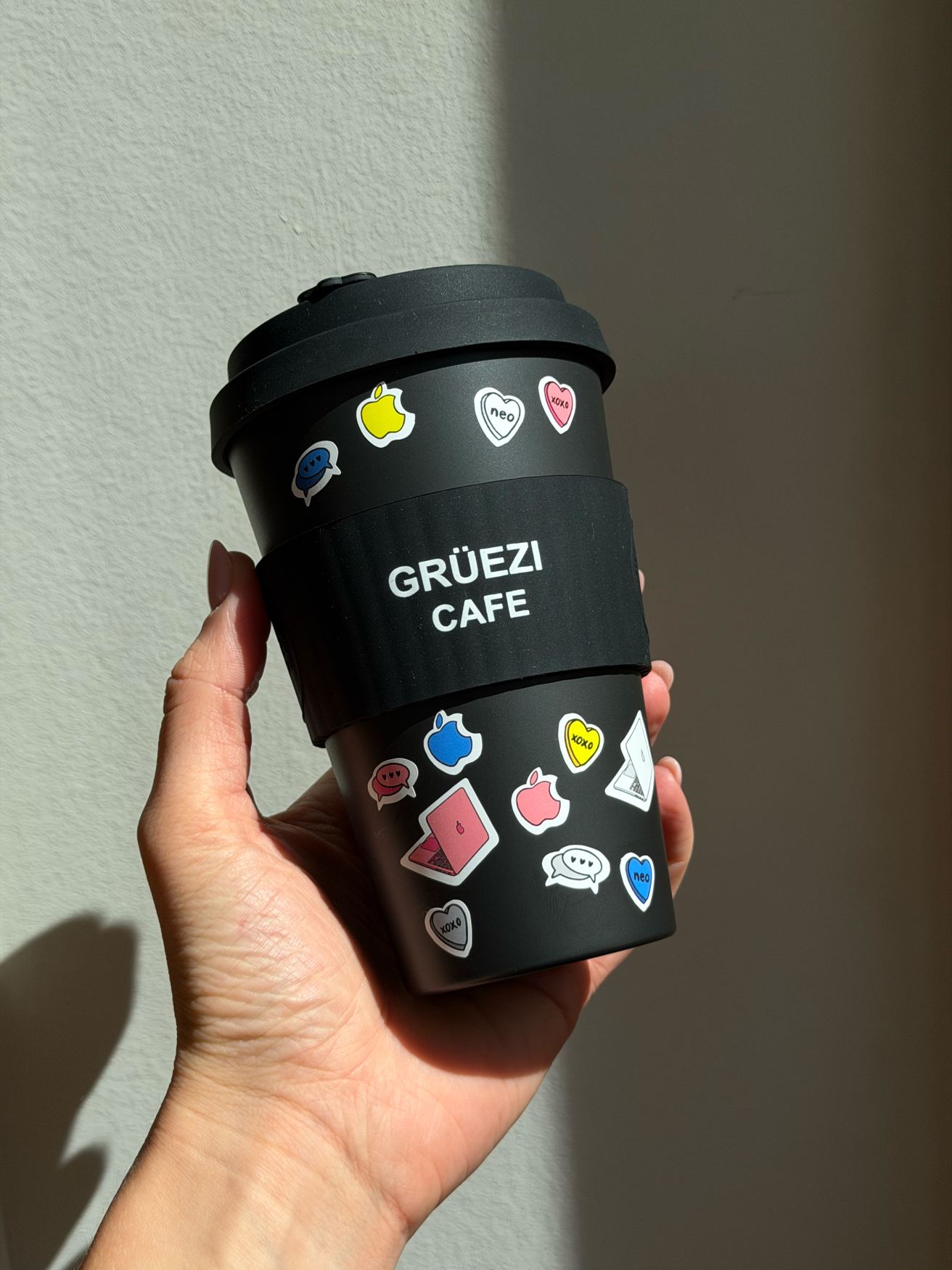 Grüezi-Cafe-Mehrwegbecher mit MacBook-Neo-Stickerset