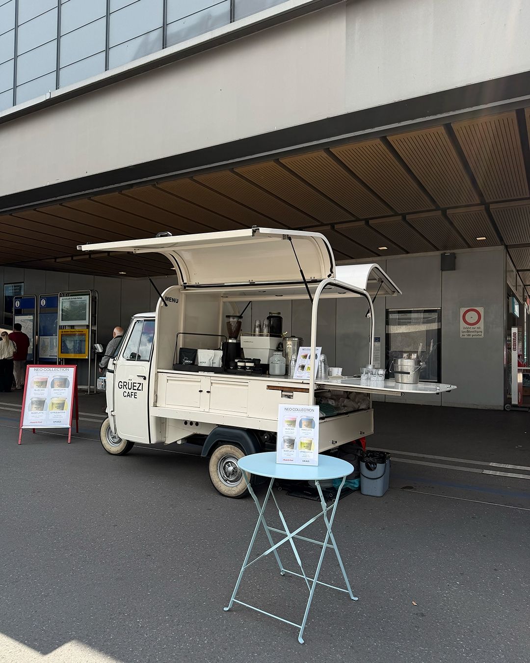 Grüezi Cafe Piaggio-Ape-Kaffeewagen vor dem Store