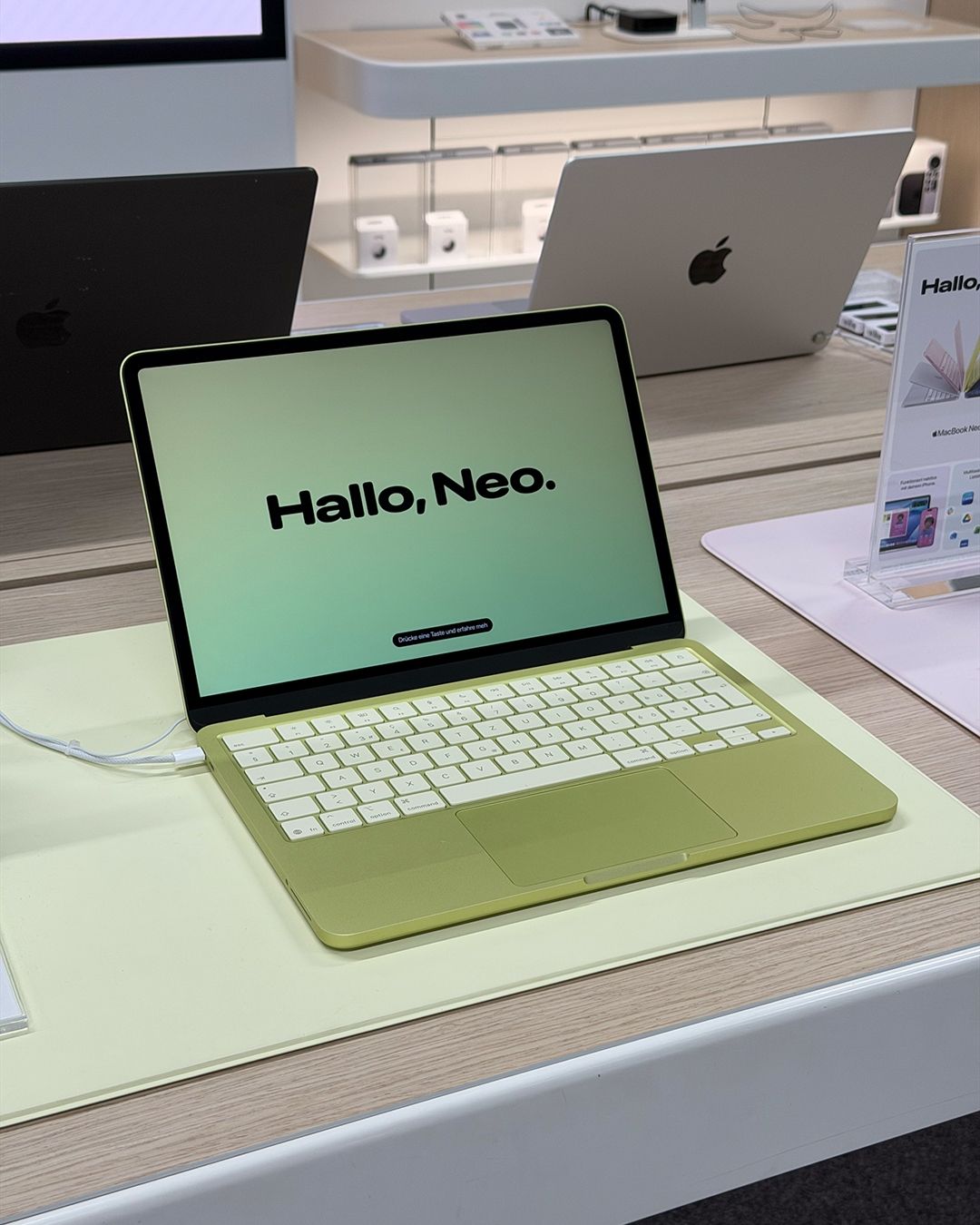 MacBook Neo im Store, «Hallo, Neo.» auf dem Bildschirm