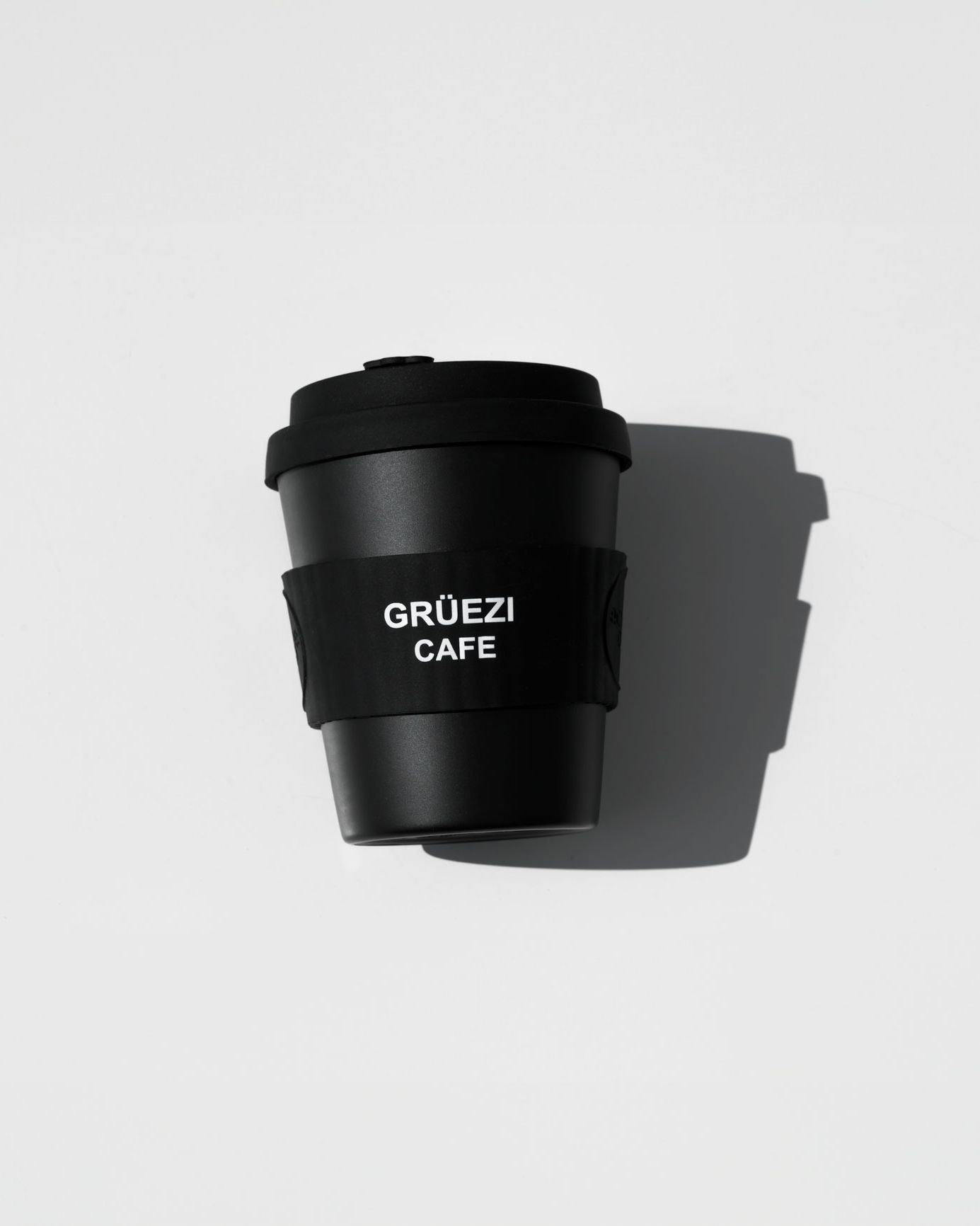 Grüezi-Cafe-Mehrwegbecher, schwarz, auf weisser Fläche