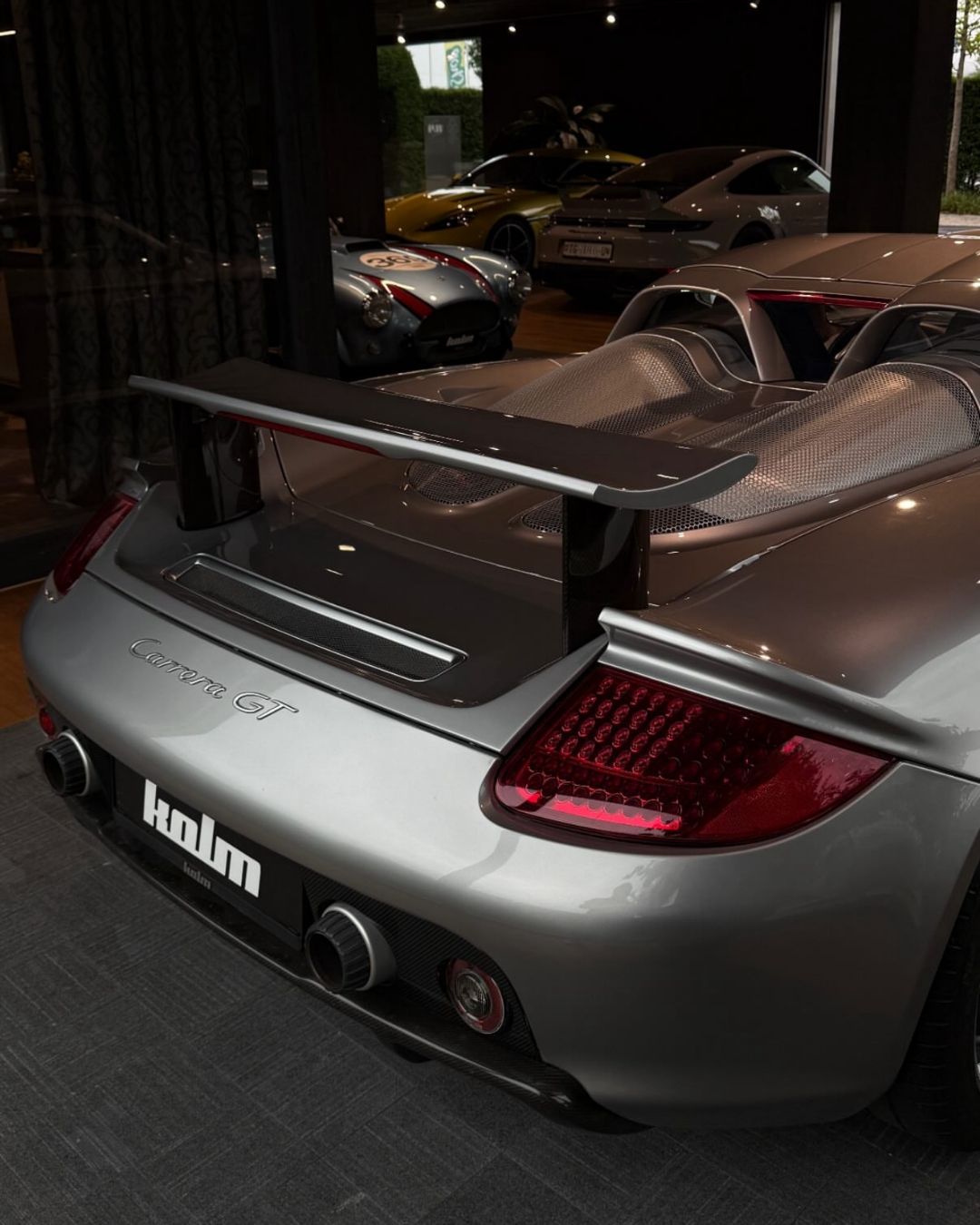 Porsche Carrera GT mit Kolm-Schild im Showroom