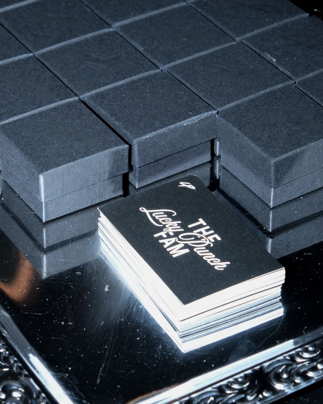 Die Lucky-Punch-Fam-Mitgliederkarten und Geschenkboxen
