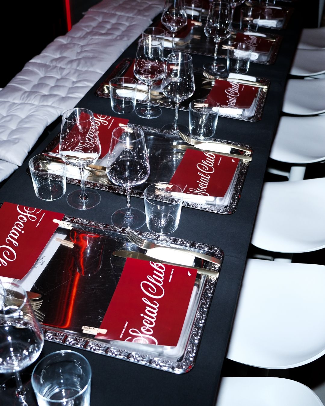 Social Club VIP Dinner, gedeckter Tisch mit Menükarten