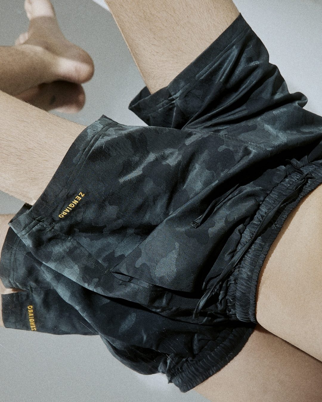 Zengiaro Camo-Shorts, Detail mit goldenem Logo