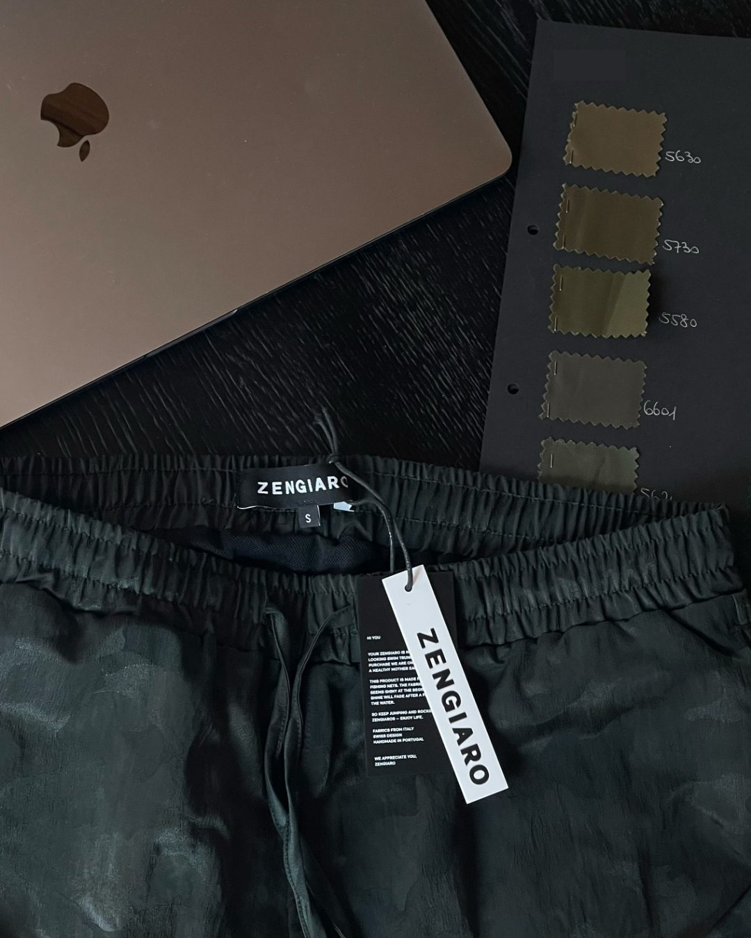 Zengiaro Shorts mit Hangtag und Stoffmustern der Weberei